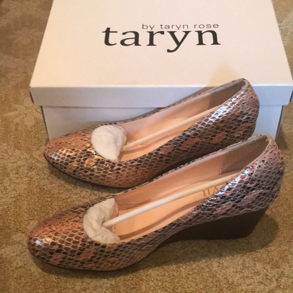 Taryn Rose women’s wedge pump